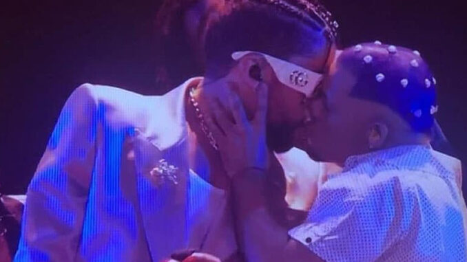 VIDEO: Bad Bunny besa a bailarín durante su presentación en los MTV VMAs 2022