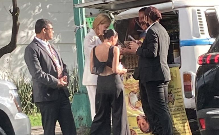 Nicole Kidman es captada comprando queso ¡en un puesto callejero de México!