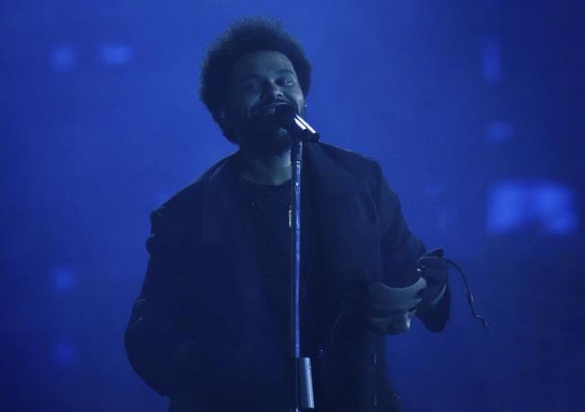 The Weeknd cancela concierto al perder la voz en pleno concierto