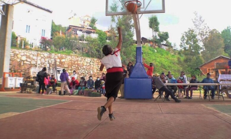 Se viraliza en Tik Tok abuelita oaxaqueña jugando basquetbol