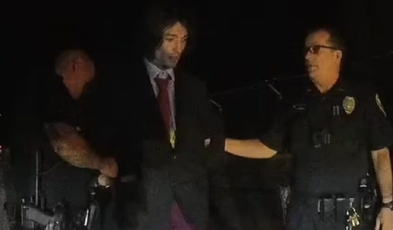 Surge video de la detención Ezra Miller por la agresión de una persona durante un juego de dardos