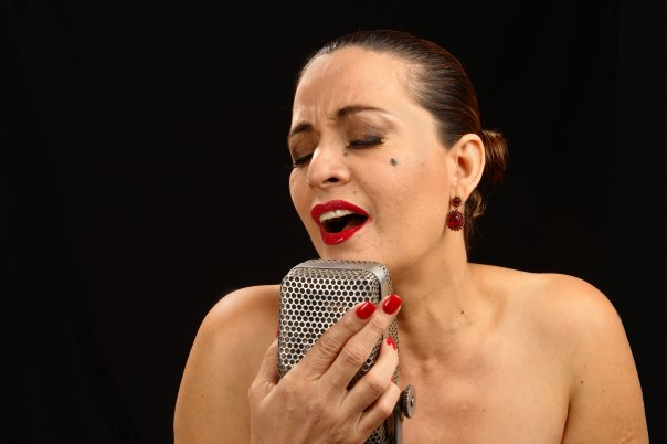 La cantante Tere Aranda invita a toda la población a asistir al espectáculo la Noche es Tango