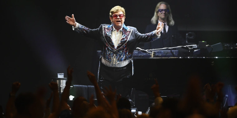 Elton John da su último show de su gira de despedida