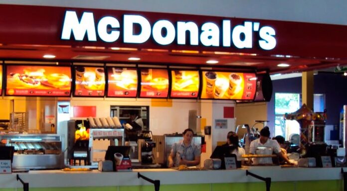 Joven cuenta como su mamá lo dejó “empeñado” en un McDonald’s