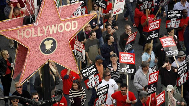 Guionistas de Hollywood inician huelga