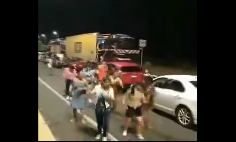 Automovilistas bailan “Payaso del Rodeo” tras quedar varados por accidente en Michoacán